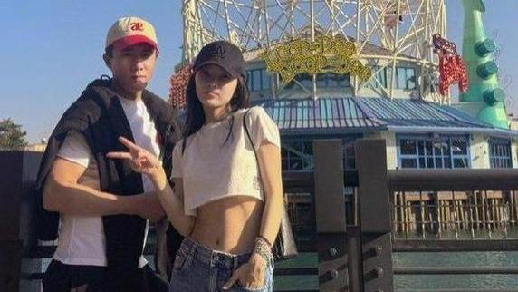 杜淳老婆王灿晒近照，齐刘海新发型美回18岁，嘟红唇卖萌超级漂亮