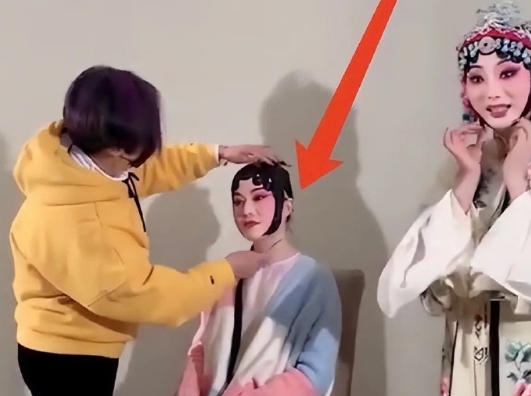 103岁杨振宁给老婆过生日，49岁翁帆穿戏服，美得太惊艳了！103岁的杨振宁此刻