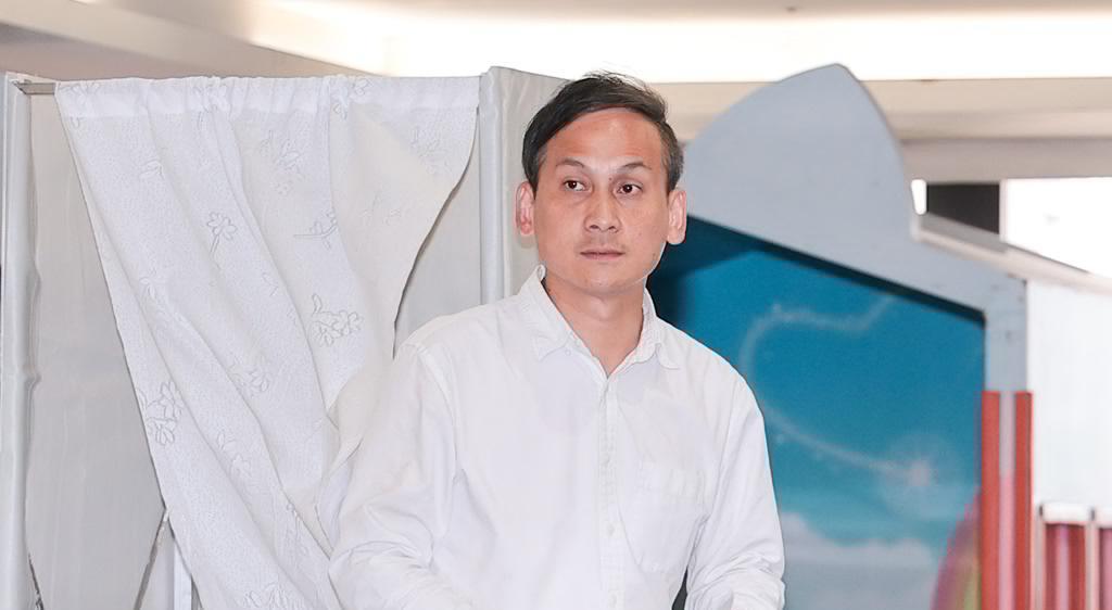 女青鸟街头挑衅变神助攻 叶元之惊险挺过726罢免
新北市立委叶元之在726罢免案