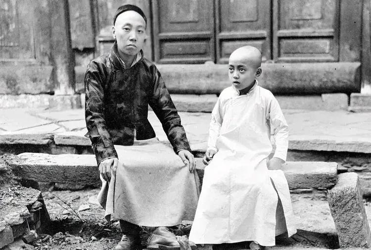 《罕见！1904年六岁周总理与父亲合影曝光》
1904年，一张珍贵照片被发现，六