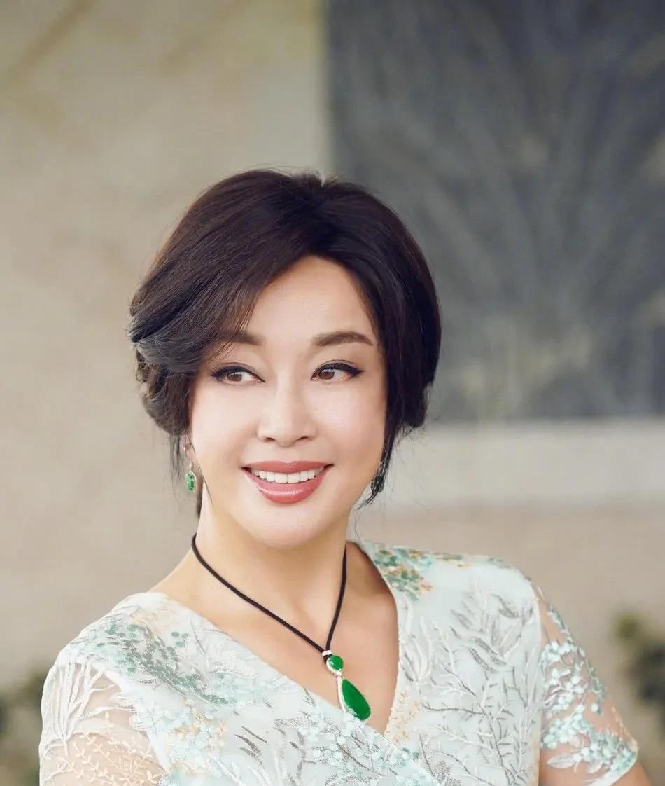 刘晓庆终于回击了！
5月15日，王某联手狗仔爆料刘晓庆偷税漏税，还跑去税务部门实