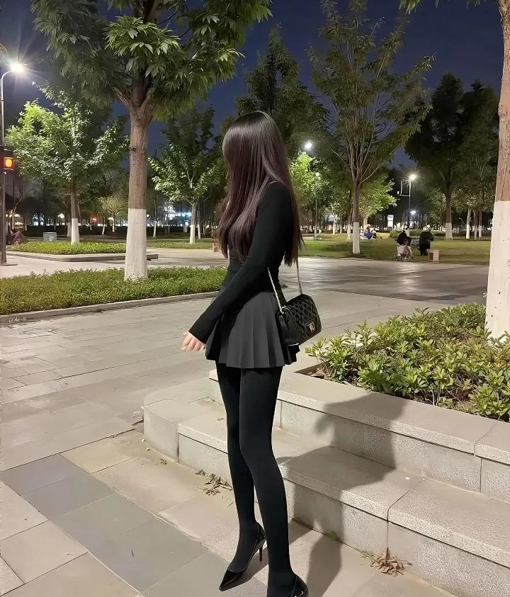 《50万彩礼，断送的爱情》
夜已深沉，公园的路灯散发出昏黄的光。林妍脚蹬高跟鞋，