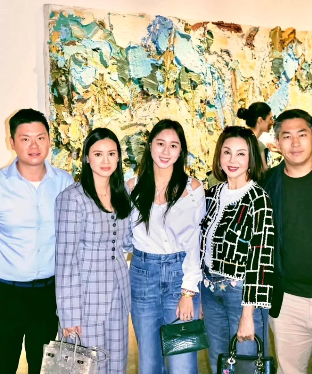 赌王家族还是强啊！
虽然跟李嘉诚，霍英东家相比，可能不好说谁更厉害，但是跟其他豪