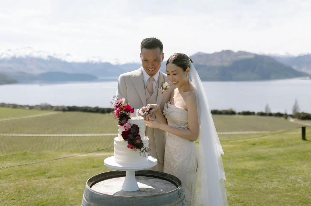 TVB双料视后胡定欣官宣结婚。
老公是一名医生，圈外人士。
胡定欣的婚姻低调务实