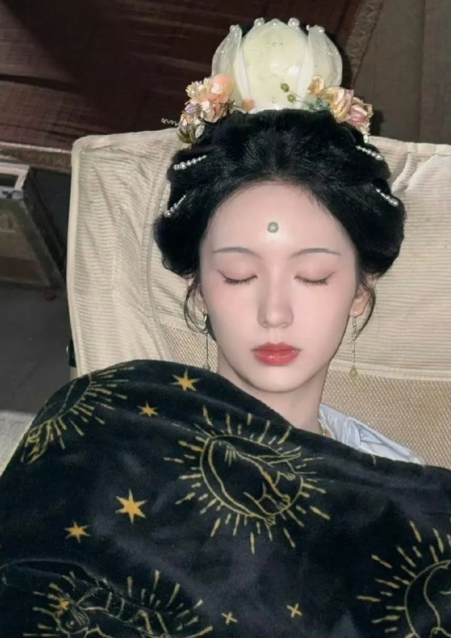 周也带妆休息，颜值如何？