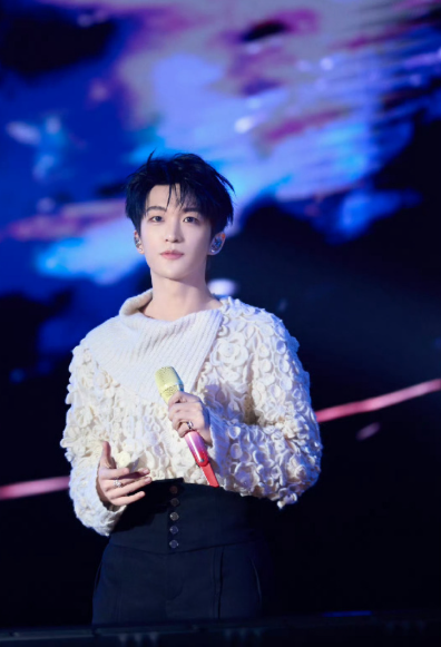 期待他在鸟巢开唱的那一刻。那是他努力兑现的承诺，也是给所有支持他的人一份最好的礼