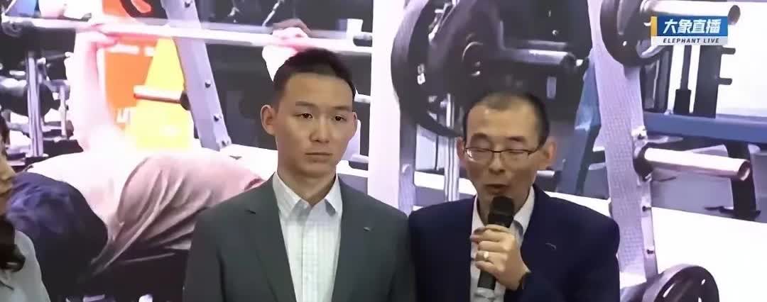 谢爸终于兑现了自己的承诺，团圆宴上给谢浩男一张银行卡，购买奔驰G3！
可谢浩男