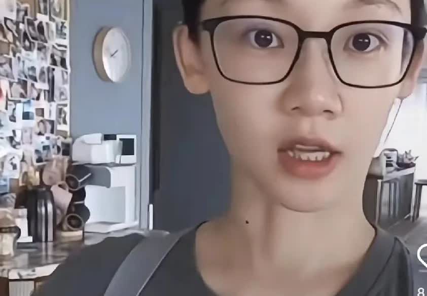 港媒曾锐评：嫁给郑恺彻底告别卫生巾。
苗苗这三年三胎的速度着实令人咂舌。
但