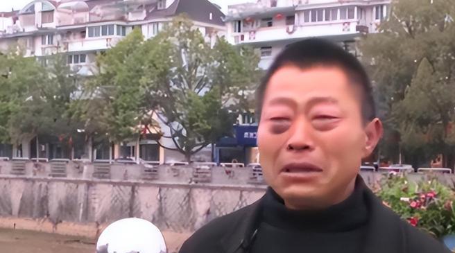 2003年，1个失忆流浪汉，被一对夫妻收留，同吃同住生活了17年，谁料这天，流浪