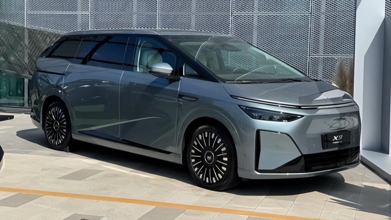 小鹏X9增程版标配800V高压平台，支持5C超充，纯电续航高达452km