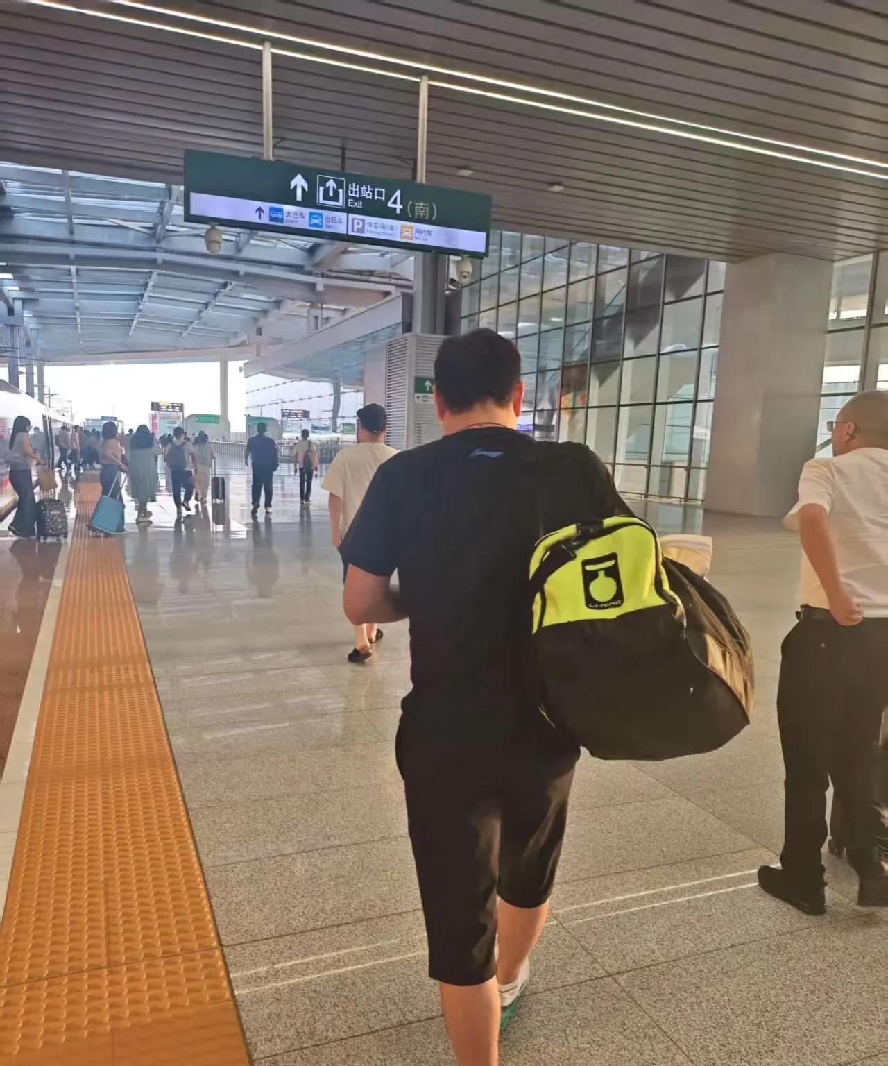 人参果师傅被网友偶遇，从北京准备坐车到河北雄安看兵超。
下午刚从成都到北京，在体