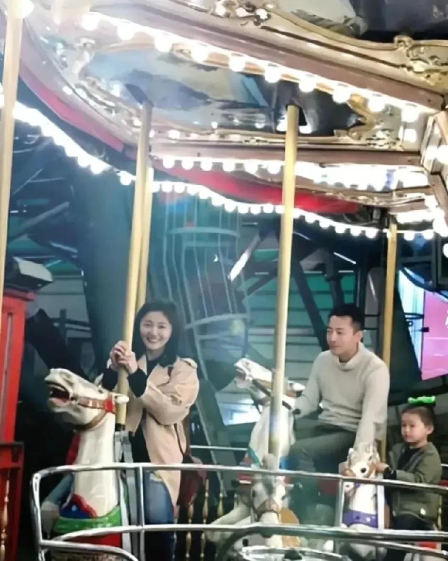 大S笑得很开心，那时的她年轻漂亮，享受着老公孩子热炕头的感觉。她在v博上记录着烟