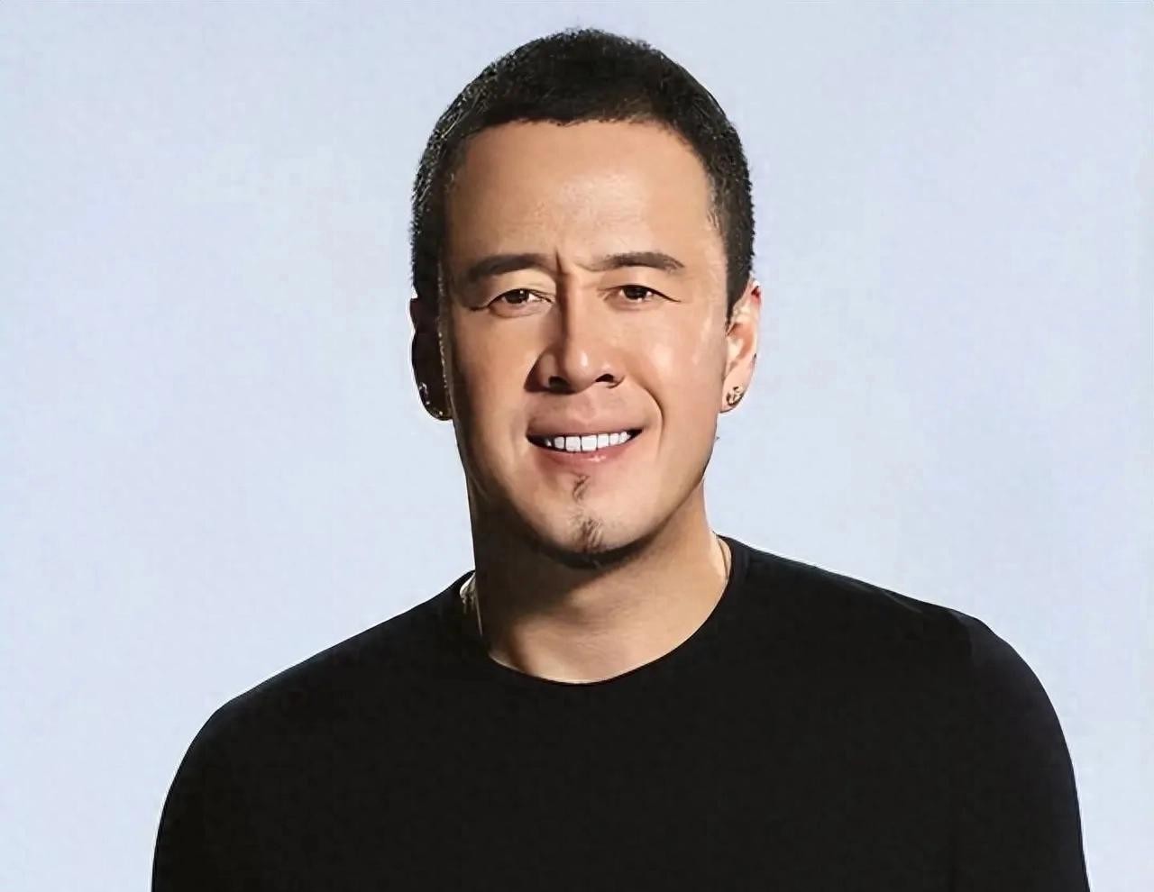 杨坤跟朋友吃完饭，被拍到和一位高挑美女一起回酒店。那姑娘穿得简单但身材绝了，吊带