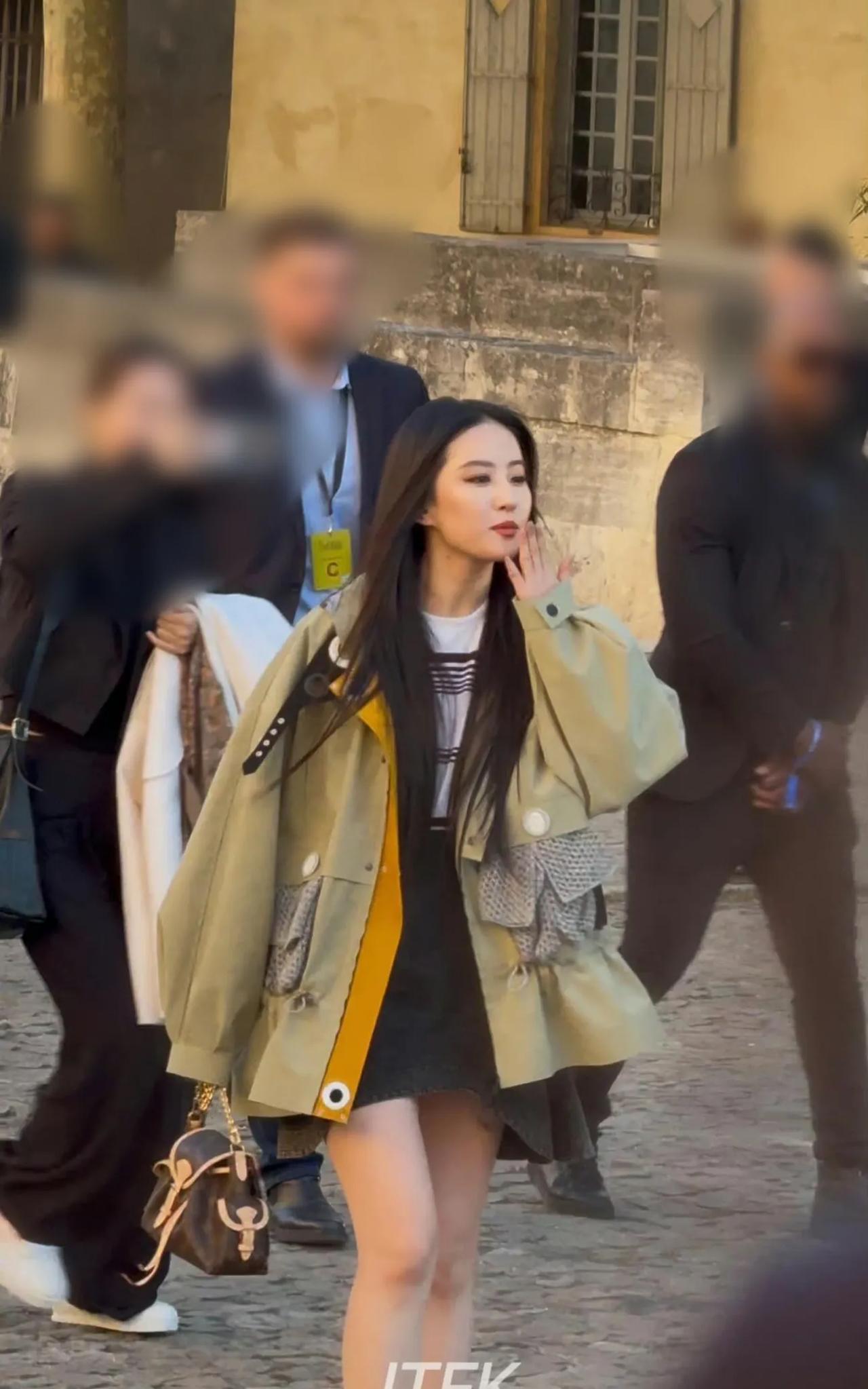 刘亦菲黑长直真漂亮
神仙姐姐也太宠粉了
飞吻图
啊啊啊啊啊啊啊啊啊
路易威登26