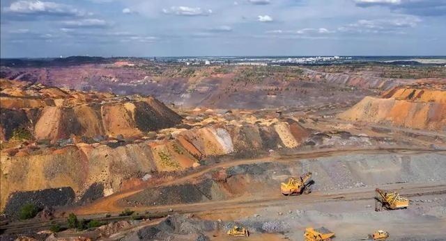 终于搞清楚中国军工为何能迅猛崛起了，并不是技术突然逆天，也不是烧钱砸出奇迹，而是