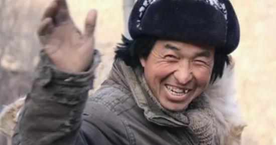 2000年，北大教授王青松毅然辞去全部职务，带着校花妻子隐居深山，彻底与社会隔绝