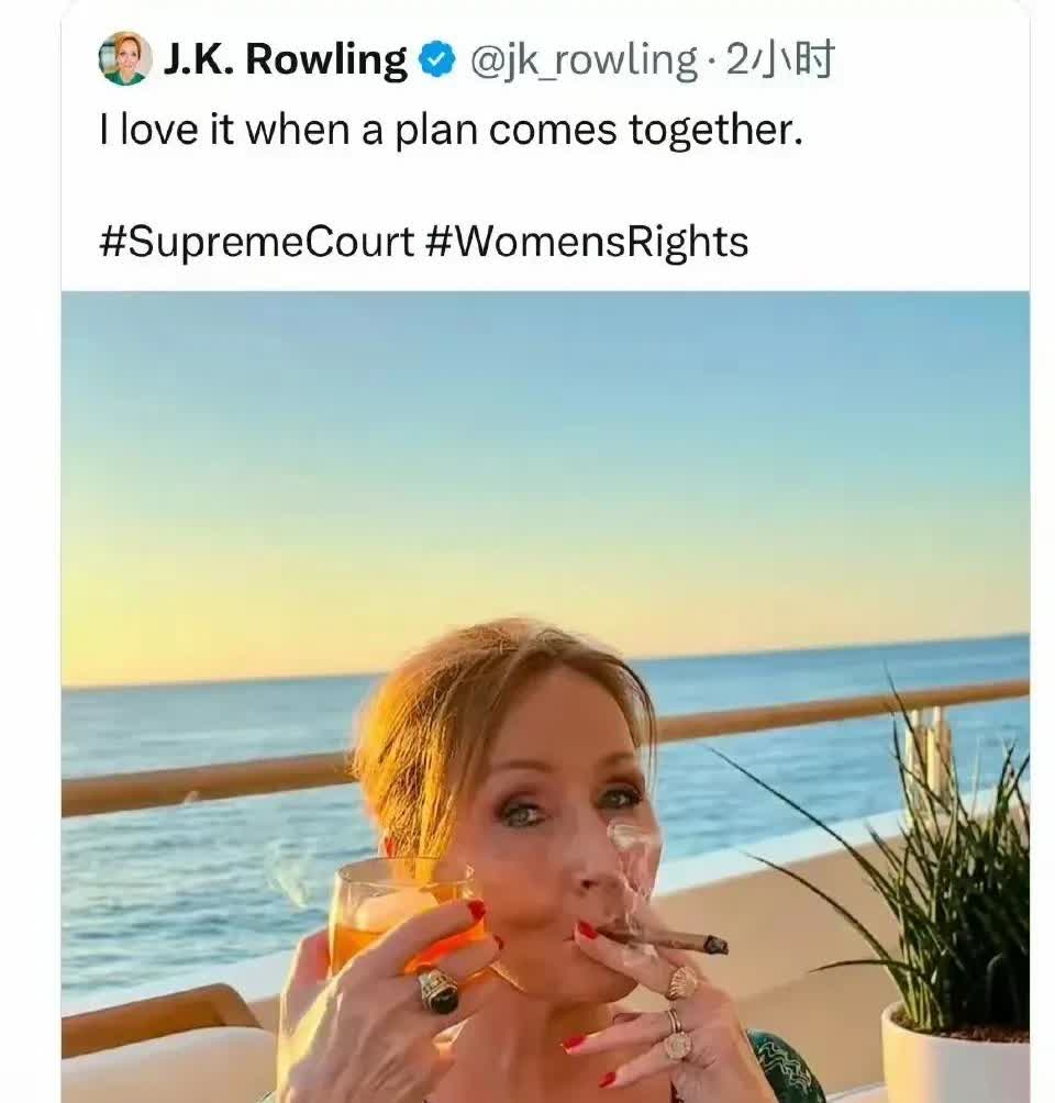 《哈利波特》的作者JK罗琳晒图庆祝，因为英国最高法院已经裁定，根据英国平等法，女