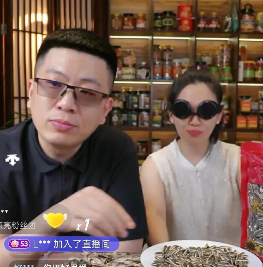 昨天杨老五的直播间是小助理代班，杨老五没有出现。我觉得他应该很伤心，毕竟前徒弟英
