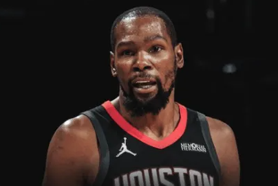 NBA常规赛火箭客场对阵爵士的比赛已经结束。全场战罢，火箭以129-100战胜爵