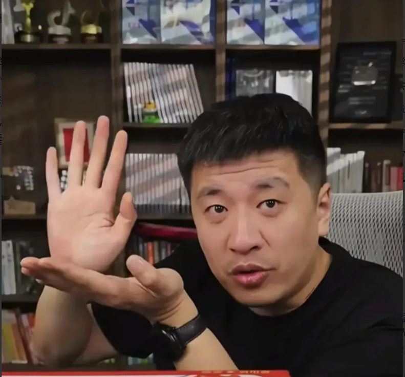这次协和董小姐的事情，
让张雪峰曾经的一段视频，又被网友挖了出来，
有个家长问张