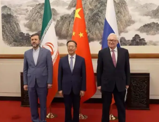 这可是个轰动性的新闻！美国最担心的事发生了！中俄伊三国在北京成功举行了副部长级别