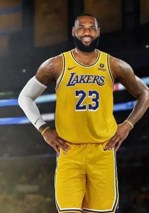 詹姆斯的尴尬在于他个人地位太高而在湖人地位不够高
请允许我起如此具有争议性的标题