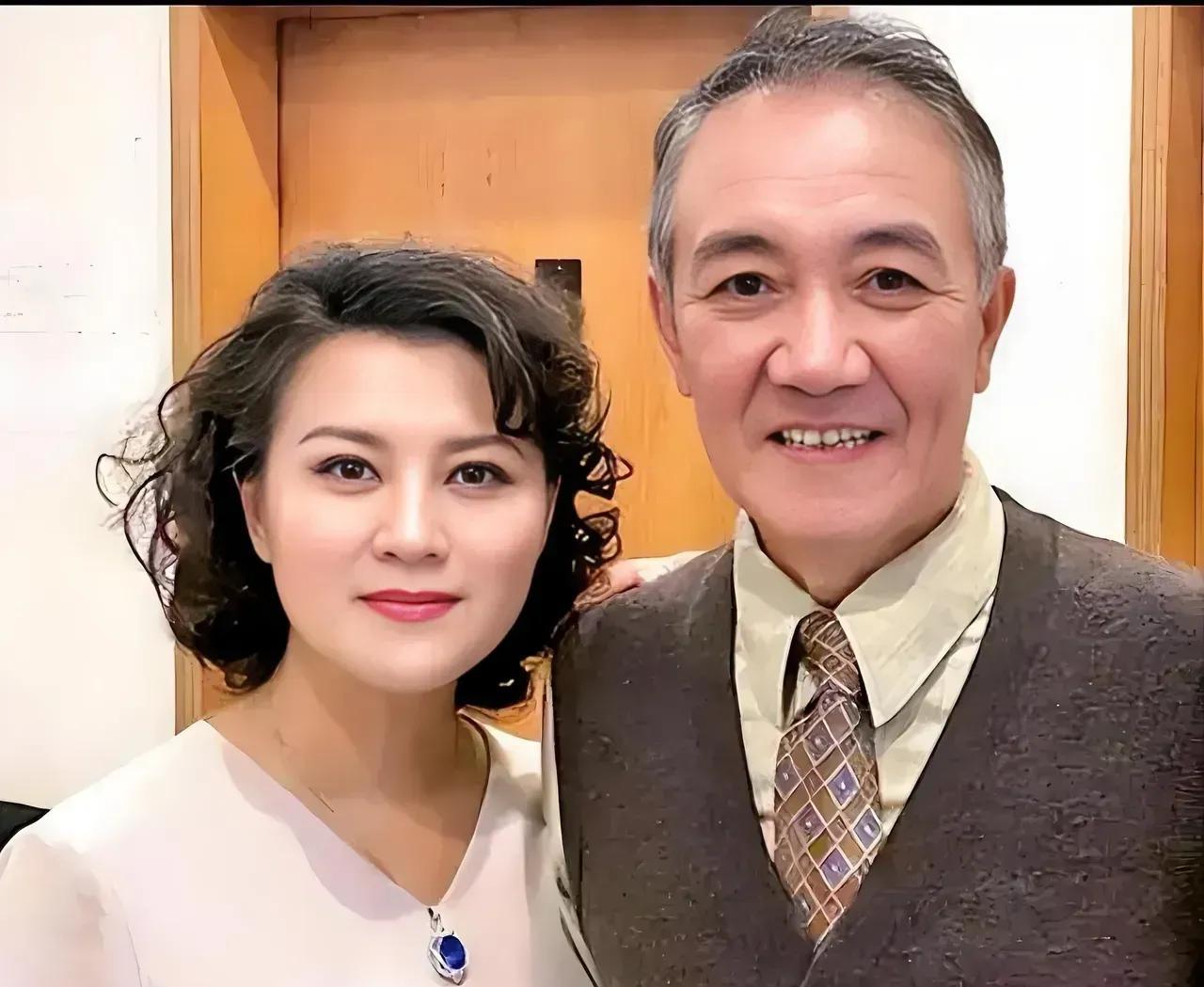 原来这是一对夫妻！原来演“ 李云龙”时还那么的帅气，现在成了白发苍苍的老头了。岁
