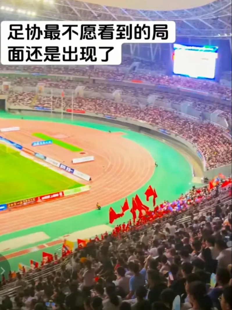 足协现在遇到了8个难题，
1，少了很多赞助商，赞助费下滑非常的严重，比之前少了一