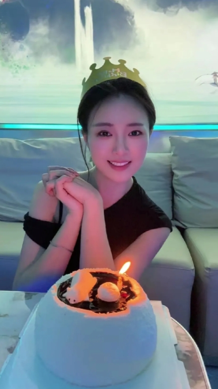 我来给你们讲讲咋追漂亮姑娘哈。
首先呢，别把人家姑娘当成啥特殊的人。就把她当成平