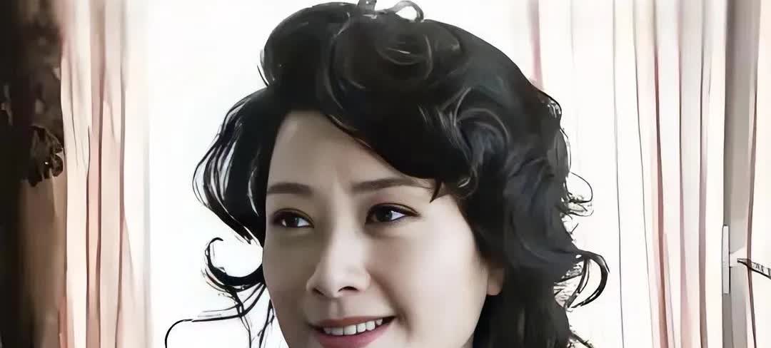 原来刘晓峰icon演员搭档是她？她一头卷发，优雅迷人，看过他们共同出演的《英雄虎