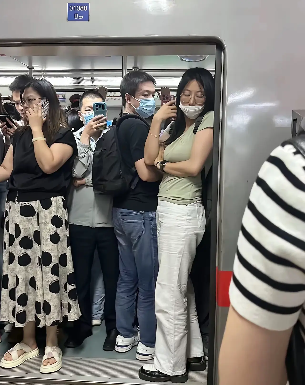 周末了，想不到地铁还是如此拥挤