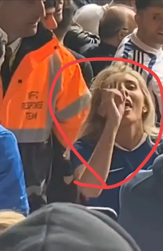 活该！英国女网红，色情大明星被赶出出体育场，原因是她的过往不堪入目的历史和言论！
