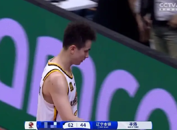 赵继伟的低迷状态还要持续多久？自从赵继伟被高诗岩滑铲弄伤后就状态急转直下，始终没