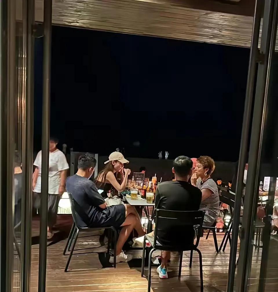 汪小菲不是很喜欢发声吗？怎么这次麻六记酸辣粉发霉的事情不说话了。产品出了问题，麻