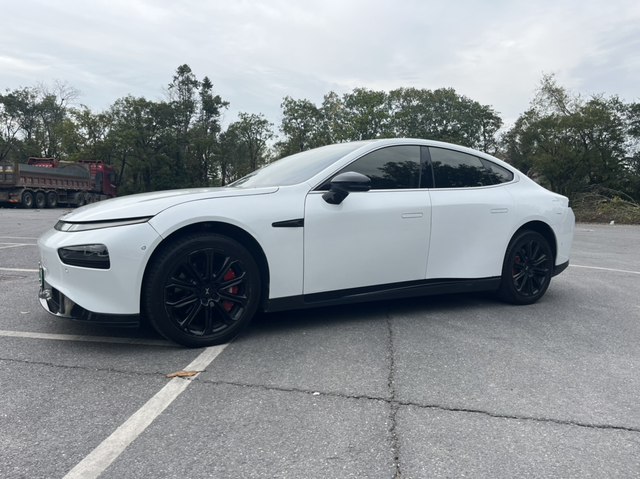 小鹏p7四驱双电机性能版
几乎都是满配了，自动驾驶也有，三秒多破百的大玩具，六万