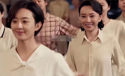 ​《小城大事》里，夏力薪饰演赵丽颖剧中的妈妈严谨，她的做派就像她的名字一样，既严