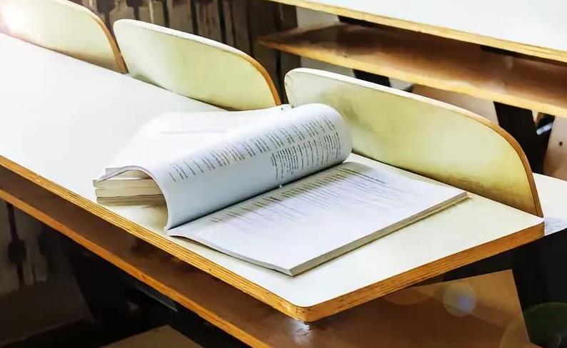 如今补课爱学习成了坏事！
补课竟然被抓？
真想不通！