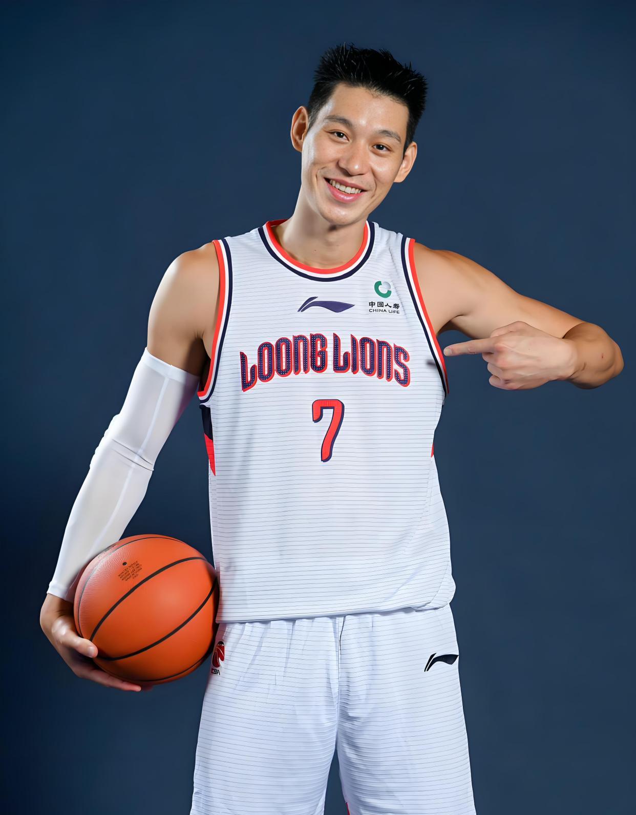 广州男篮真是太会来事了！今天曾经效力过广州龙狮的林书豪更新社媒宣布退役，结束了自