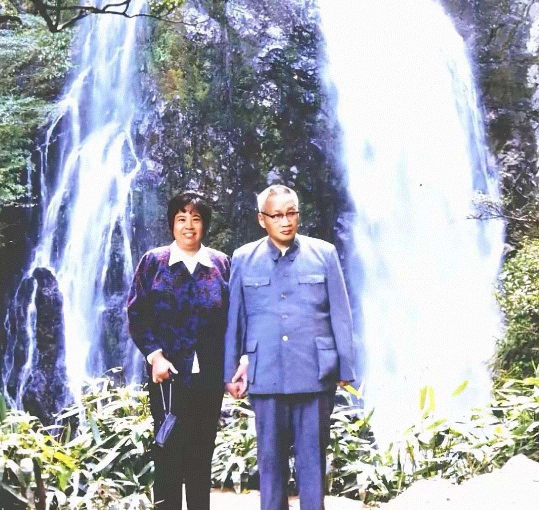 毛岸青和少夫人邵华在江西庐山瀑布前的合影，李白说:飞流直下三千尺，疑是银河落九天