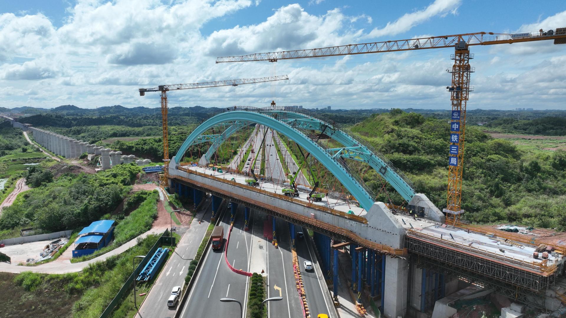 成渝中线高铁四川段首个大跨度系杆拱桥顺利完成
