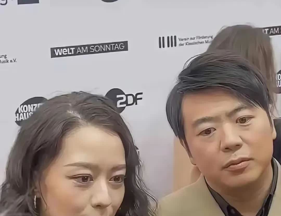 最近刷到郎朗和他老婆，俩人明显沧桑憔悴，看着比实际年龄老不少。
明明一个是钢琴