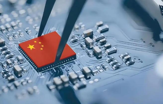 中美芯片之争，美国浪费了四年才发现自己上当了，在这四年中，中国采用你打你的，我打