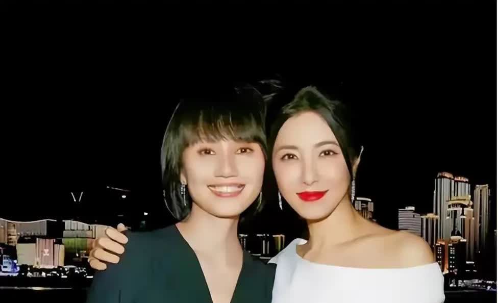 曾黎机场落泪！两百年一遇的美人，如今48岁还要上演“苦肉计”
