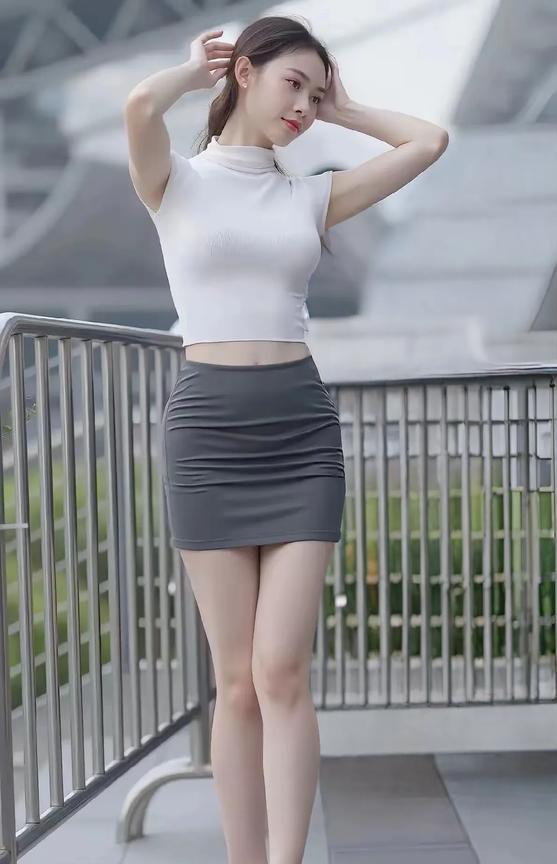 都市时尚女孩，白色高领上衣搭配灰色短裙，优雅动人！