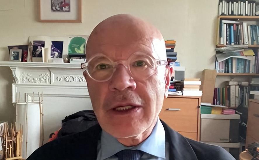 2019年英国学者坦言：美国之所以一直针对中国，是因为中国犯了一个大错。
有个老