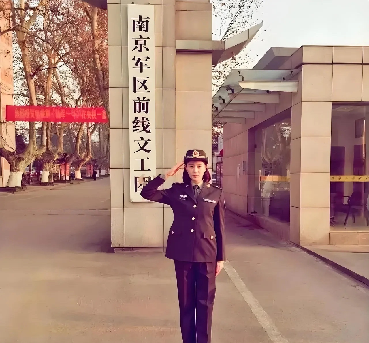 侯梦莎原来也是一位军人，很多人对她的军衔感到好奇。



其实，侯梦莎曾是南京军