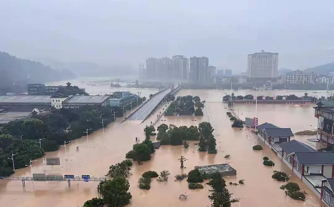 贵州榕江再遭超大洪峰，为啥狂风暴雨和洪水都集中在这
榕江县城，没有想到一个小时内