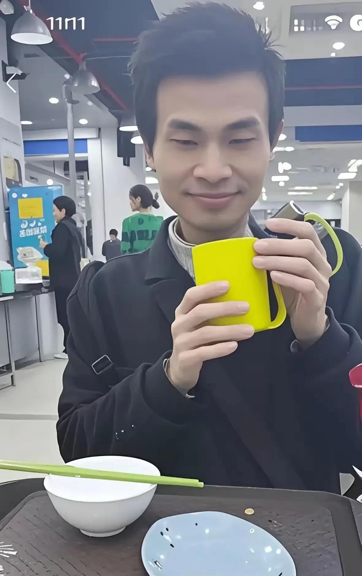 我每看到韦神的视频，就不由得心疼心酸，他爸爸不在了母亲又年老多病。韦神又是一个思