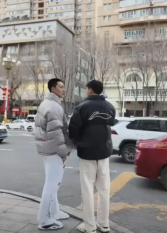 胡明轩现身乌鲁木齐街头，今天难得在家乡过生日！

广东队抵达新疆后，曾效力过新疆
