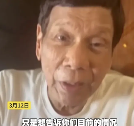 老杜的情况不妙啊！
他在前往荷兰海牙的飞机落地之前，曾向支持者喊了一段话，似乎是